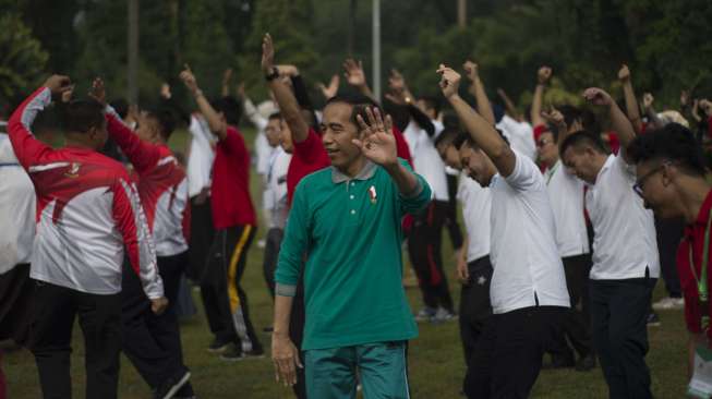 Presiden Joko Widodo bersama Anggota Dewan Pengarah Unit Kerja Presiden Pembinaan Ideologi Pancasila ( UKP-PIP) Syafii Maarif, Ketua Dewan Pengarah UKP-PIP Megawati Soekarnoputri, Anggota Dewan Pengarah UKP-PIP lainnya Mahfudz MD, Try Sutrisno, Wisnu Bawa Tenaya, Sudhamek dan Kepala UPK-PIP Yudi Latief, menghadiri acara program pendidikan penguatan Pancasila di Istana Bogor, Jawa Barat, Sabtu (12/8).