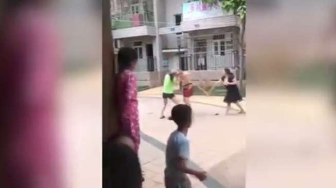 Kepergok Selingkuh, Lelaki Ini Ditelanjangi Istri dan Selingkuhan