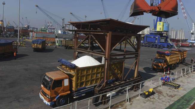 Suasana bongkar muat garam impor dari Kapal MV Golden Kiku ke truk pengangkut di Pelabuhan Tanjung Perak, Surabaya, Jawa Timur, Sabtu (12/8).