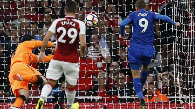 Striker Leicester City Jamie Vardy menjebol gawang Arsenal di laga pembuka Liga Inggris musim 2017/18 [AFP]