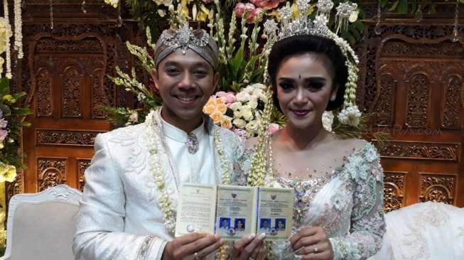 Sheza Idris dan Surya Ibrahim usai akad nikah di Jalan Nusa Indah, Kresek,Jakarta Barat, Sabtu (12/8/2017). (Suara.com/ Wahyu Tri Laksono)