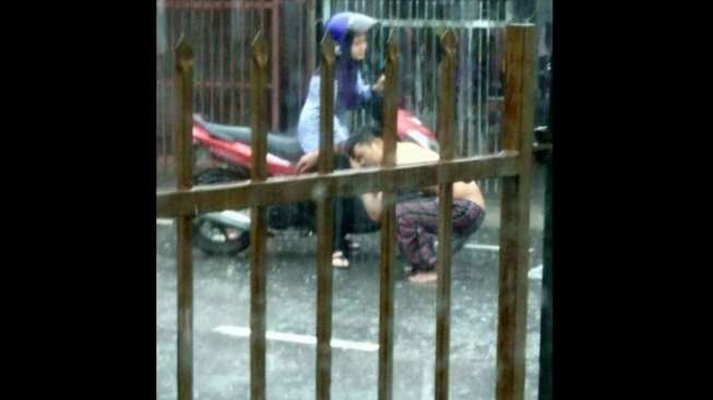 Aksi Lelaki Sujud di Depan Kekasih Saat Hujan Ini Begitu Dramatis