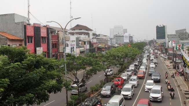 Sejumlah kendaraan melintas di Jalan Margonda, Depok, Senin (14/8).