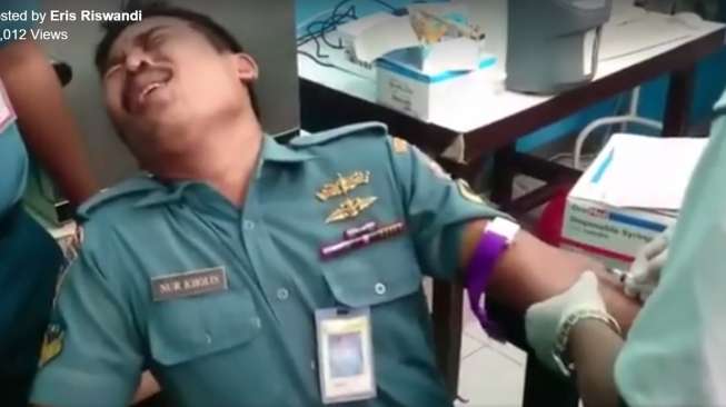 Nggak Takut Perang, Anggota TNI Ini Malah Takut Disuntik