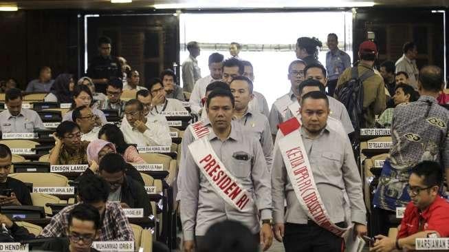 Sejumlah pegawai melakukan gladi kotor persiapan pidato presiden di Kompleks Parlemen, Senayan, Jakarta, Senin (14/8).