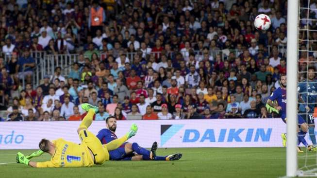 Bermaksud menghalau bola, Gerard Pique justru menjebol gawang Barca yang dikawal Marc Andre Ter Stegen [AFP]