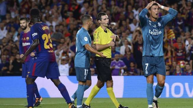 Reaksi Cristiano Ronaldo usai menerima kartu merah di laga leg pertama Piala Super Spanyol di Camp Nou [AFP]