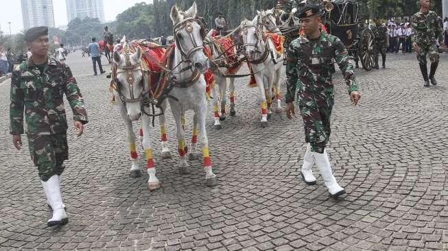 Latihan upacara pengibaran bendera perayaan HUT ke-72 Kemerdekaan Republik Indonesia di Monas, Jakarta, Minggu (13/8).