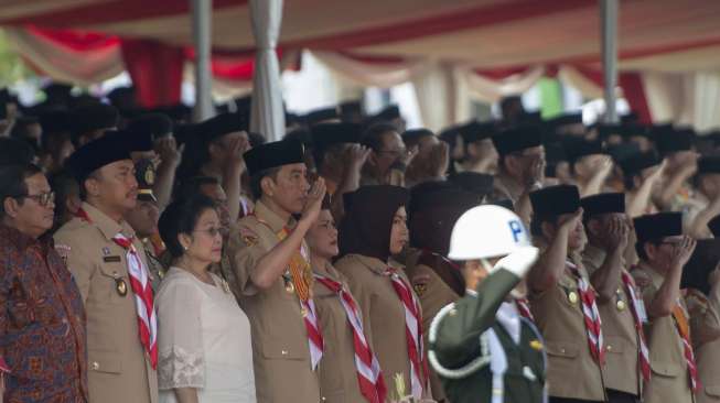 Presiden Joko Widodo bersama Ibu Negara Iriana Joko Widodo acara Raimuna Nasional XI yang bertepatan dengan peringatan ulang tahun Pramuka ke-56 di, Bumi Perkemahan Cibubur, Jakarta, Senin (14/8).