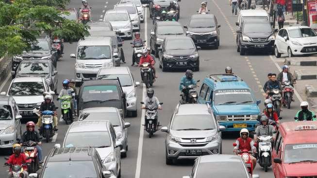 Sejumlah kendaraan melintas di Jalan Margonda, Depok, Senin (14/8).