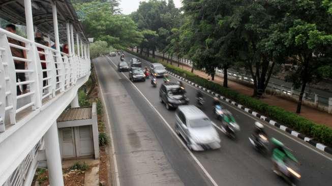 Sejumlah kendaraan melintas di Jalan HR Rasuna Said, Jakarta, Selasa (15/8).