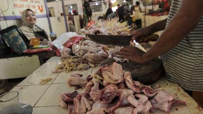 Pedagang ayam potong di Pasar Jambul, Jakarta, Selasa (15/8).