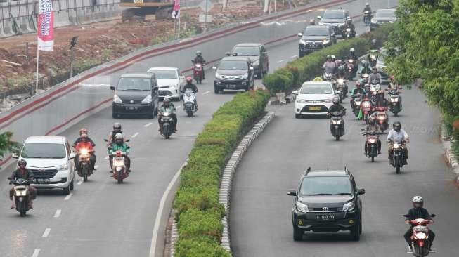 Sejumlah kendaraan melintas di Jalan HR Rasuna Sahid, Jakarta, Selasa (15/8).