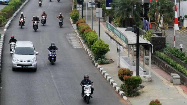 Sejumlah kendaraan melintas di Jalan HR Rasuna Said, Jakarta, Selasa (15/8).