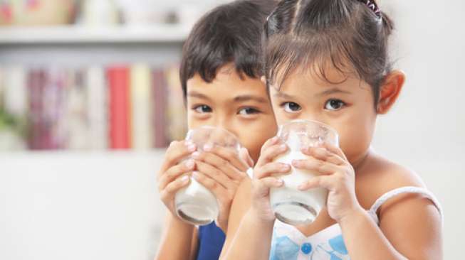Anak-anak minum susu. (Shutterstock)