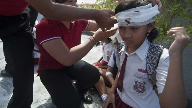 Simulasi gempa bumi dan tsunami di SDN 2 Tanjung Benoa, Badung, Bali, Selasa (15/8).