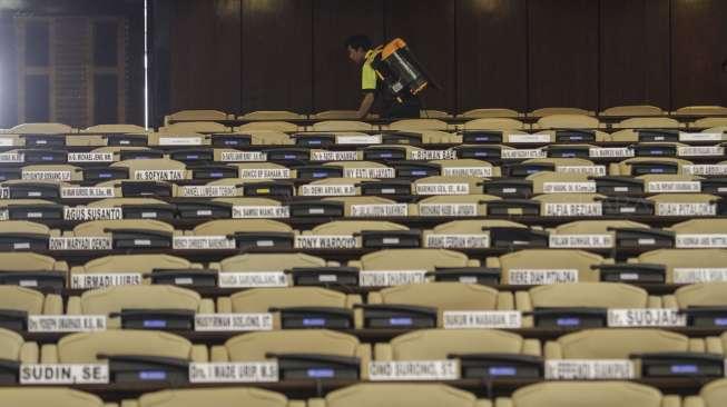 Pekerja membersihkan gedung Kura-kura di Kompleks Parlemen, Senayan, Jakarta, Selasa (15/8).