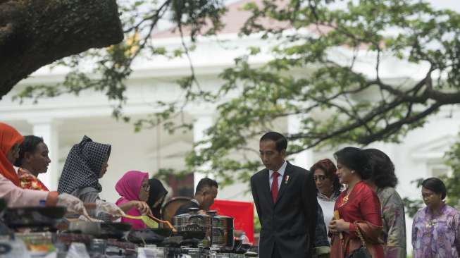 Presiden Joko Widodo dan Ibu Negara Iriana Joko Widodo melihat dan mencicipi berbagai masakan ikan yang dimasak para finalis dan pemenang Lomba Masak Ikan Nusantara 2017 di halaman tengah kompleks Istana Kepresidenan, Jakarta, Selasa (15/8).