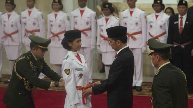 Upacara pengukuhan pasukan pengibar bendera pusaka (Paskibraka) 2017 di Istana Negara, Jakarta, Selasa (15/8)