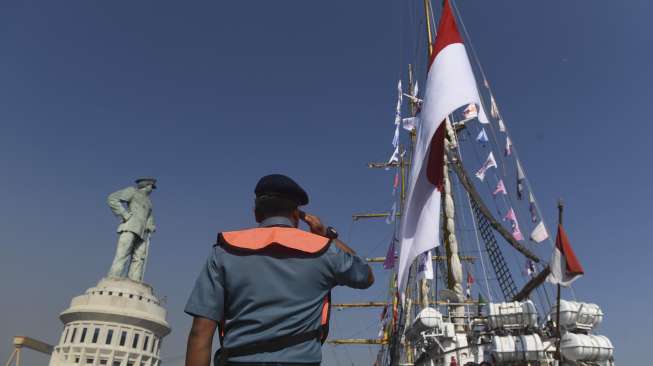 Upacara pelepasan pelayaran KRI Dewaruci di Dermaga Ujung Koarmatim, Surabaya, Jawa Timur, Selasa (15/8).