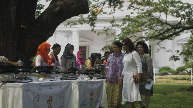 Presiden Joko Widodo dan Ibu Negara Iriana Joko Widodo melihat dan mencicipi berbagai masakan ikan yang dimasak para finalis dan pemenang Lomba Masak Ikan Nusantara 2017 di halaman tengah kompleks Istana Kepresidenan, Jakarta, Selasa (15/8).