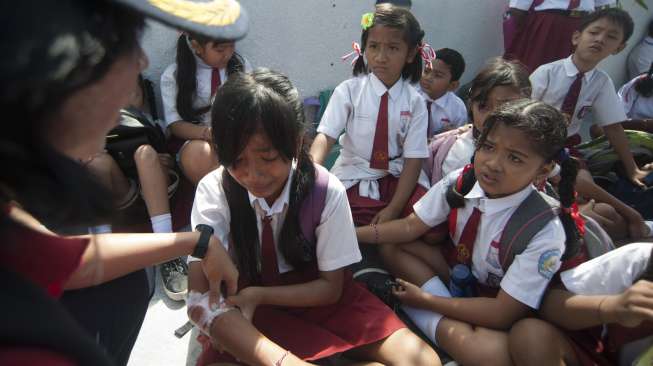 Simulasi gempa bumi dan tsunami di SDN 2 Tanjung Benoa, Badung, Bali, Selasa (15/8).