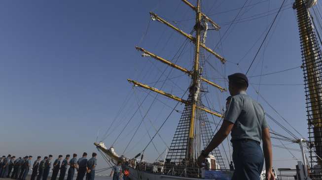 Upacara pelepasan pelayaran KRI Dewaruci di Dermaga Ujung Koarmatim, Surabaya, Jawa Timur, Selasa (15/8).