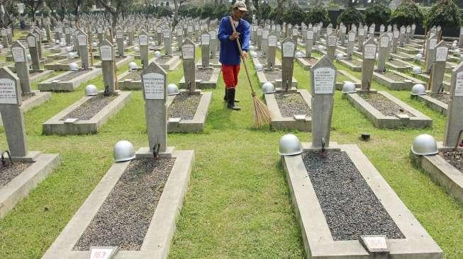 Petugas membersihkan Taman Makam Pahlawan Kalibata, Jakarta, Selasa (15/8).