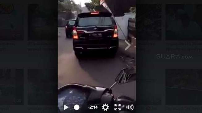 Viral! Mobil Anies Baswedan Ogah Antre, Dimarahi Emak-emak