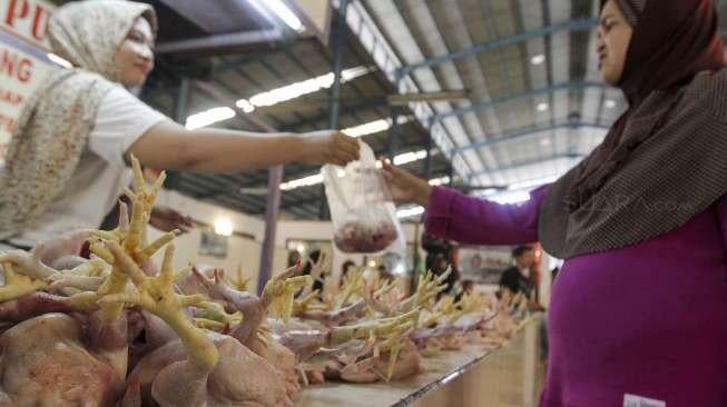 Pedagang ayam potong di Pasar Jambul, Jakarta, Selasa (15/8).