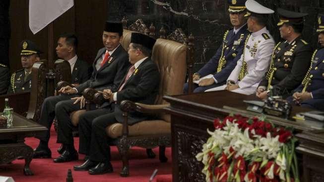 Presiden Joko Widodo bersama dengan Wakil Presiden Jusuf Kalla menghadiri Sidang Paripurna DPR Tahun 2017 di Kompleks Parlemen, Senayan, Jakarta, Rabu (16/8).