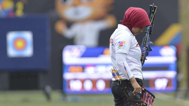 Atlet panahan putri Indonesia Sri Ranti di final nomor compound putri SEA Games XXIX di Synthetic Turf Fild, kawasan Stadion Bukit Jalil, Kuala Lumpur, Malaysia, Rabu (16/8).