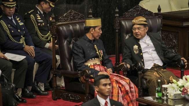 Presiden Joko Widodo didampingi Wakil Presiden Jusuf Kalla menghadiri Sidang Tahunan MPR Tahun 2017 di Kompleks Parlemen, Senayan, Jakarta, Rabu (16/8).