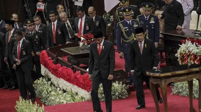 Presiden Joko Widodo bersama dengan Wakil Presiden Jusuf Kalla menghadiri Sidang Paripurna DPR Tahun 2017 di Kompleks Parlemen, Senayan, Jakarta, Rabu (16/8).