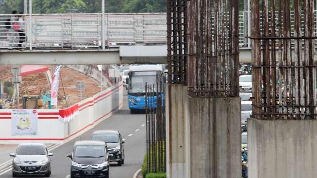 Kendaraan melintas di dekat tiang monorel di Jalan HR Rasuna Said, Kuningan, Jakarta, Rabu (16/8).