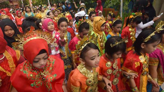 Sejumlah siswa SD Negeri Minasaupa Makassar mengikuti karnaval di Makassar, Sulawesi Selatan, Rabu (16/8).