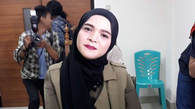 Cerai dari Didi Mahardika, Rosmanizar Putuskan Lepas Hijab