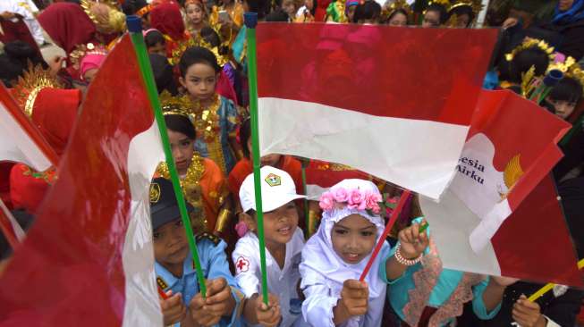 Sejumlah siswa SD Negeri Minasaupa Makassar mengikuti karnaval di Makassar, Sulawesi Selatan, Rabu (16/8).