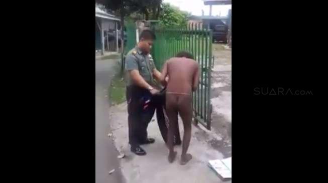 Bantu Orang Susah di Tepi Jalan, Tentara Ini Didoakan Hidup Mulia