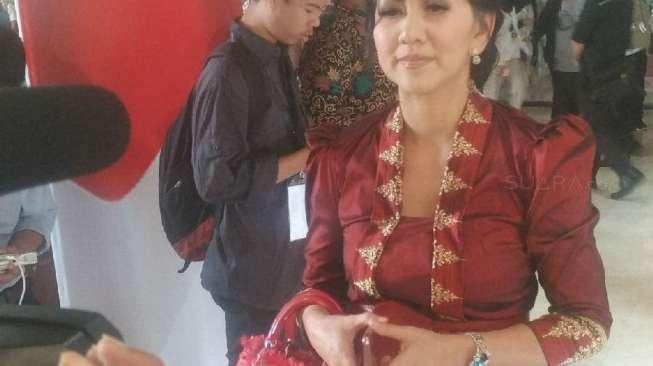 Venna Melinda Menawan di MPR, Pakai Busana Adat, Jinjing Tas Dior