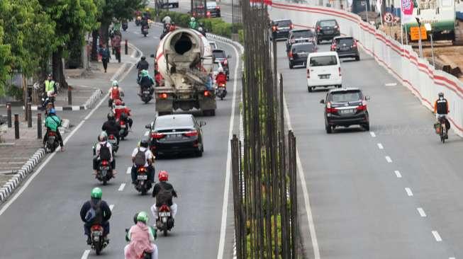 Kendaraan melintas di dekat tiang monorel di Jalan HR Rasuna Said, Kuningan, Jakarta, Rabu (16/8).