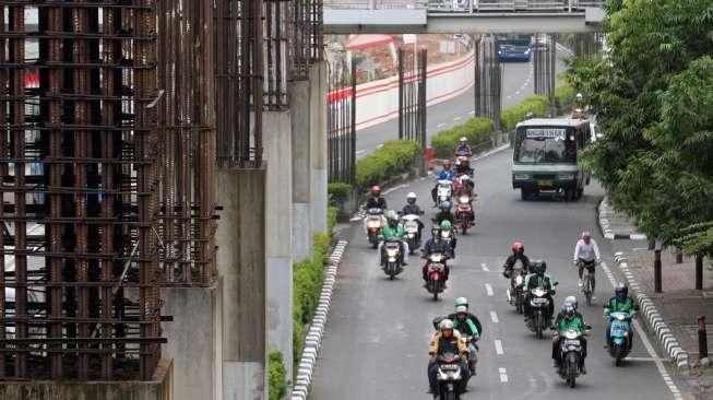 Kendaraan melintas di dekat tiang monorel di Jalan HR Rasuna Said, Kuningan, Jakarta, Rabu (16/8).