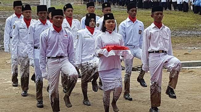 Foto Paskibraka 'Bergulat' dengan Lumpur Patut Diacungi Jempol