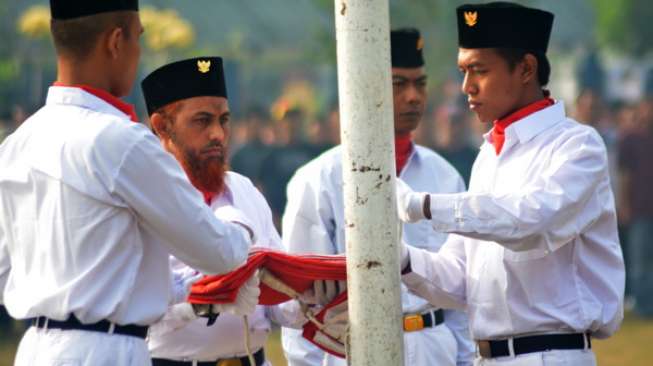 Eks Teroris Umar Patek Kembali Jadi Pengibar Bendera Pusaka