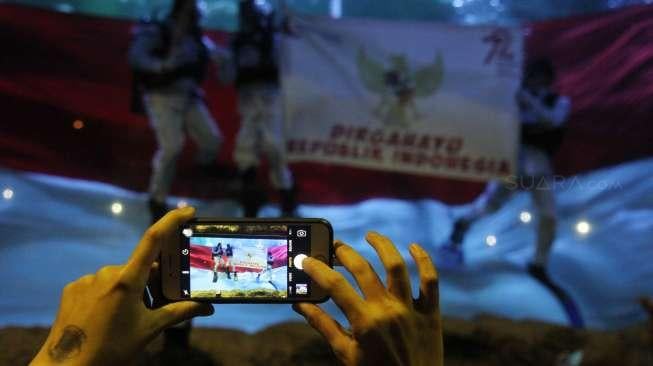 Pengibaran bendera Merah Putih di Seaworld, Ancol, Jakarta, Kamis(17/8).