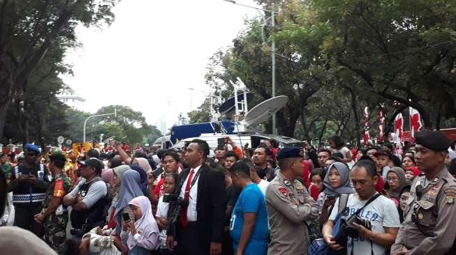 Warga Tetap Antusias Saksikan Upacara Penurunan Bendera di Istana