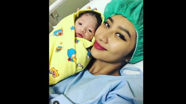 Selamat! Axel dan Melody Dikaruniai Anak Laki-laki