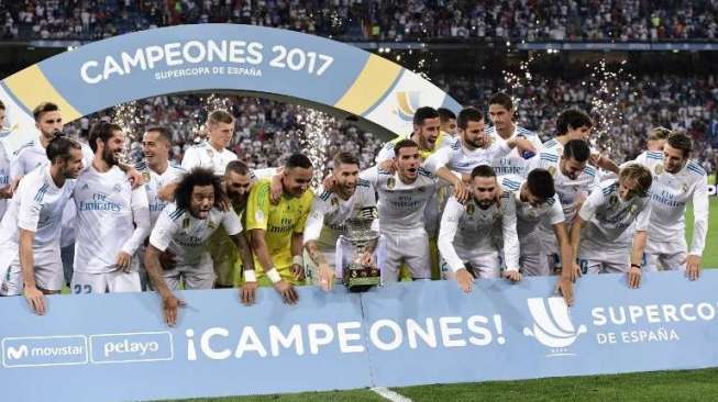 Real Madrid akhirnya menjadi juara Piala Super Spanyol 2017/2018, setelah mengalahkan Barcelona 2-1 (5-1; agregat) di Stadion Santiago Barnabeu, Kamis (17/8/2017). Pada leg I, Senin (14/8) Madrid lebih dulu unggul 3-1. [JAVIER SORIANO/AFP]