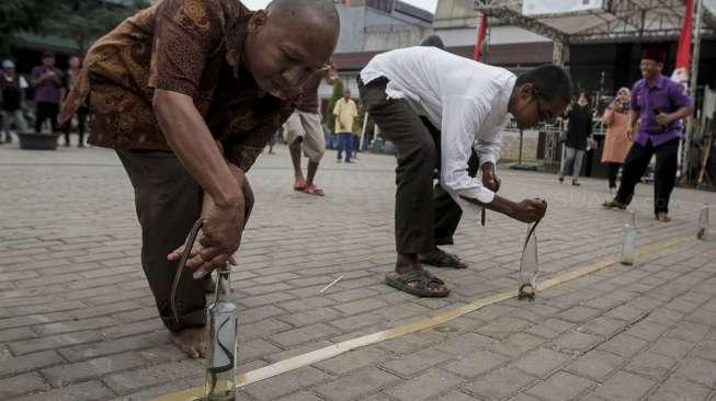 Warga binaan penderita gangguan jiwa mengikuti lomba perayaan HUT ke-72 Kemerdekaan RI di Pusat Rehabilitasi Orang dengan Gangguan Jiwa di Yayasan Galuh, Bekasi, Jawa Barat, Kamis (17/8).