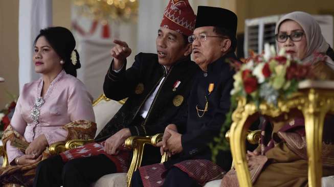 Upacara penurunan bendera dalam rangka HUT ke-72 RI, di Istana Merdeka, Jakarta, Kamis (17/8).